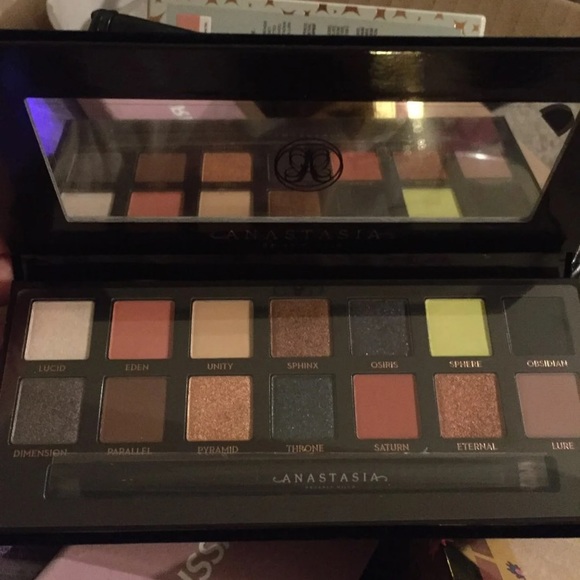 ANASTASIA BEVERLY HILLS PRISM PALLET - Picture 2 of 3